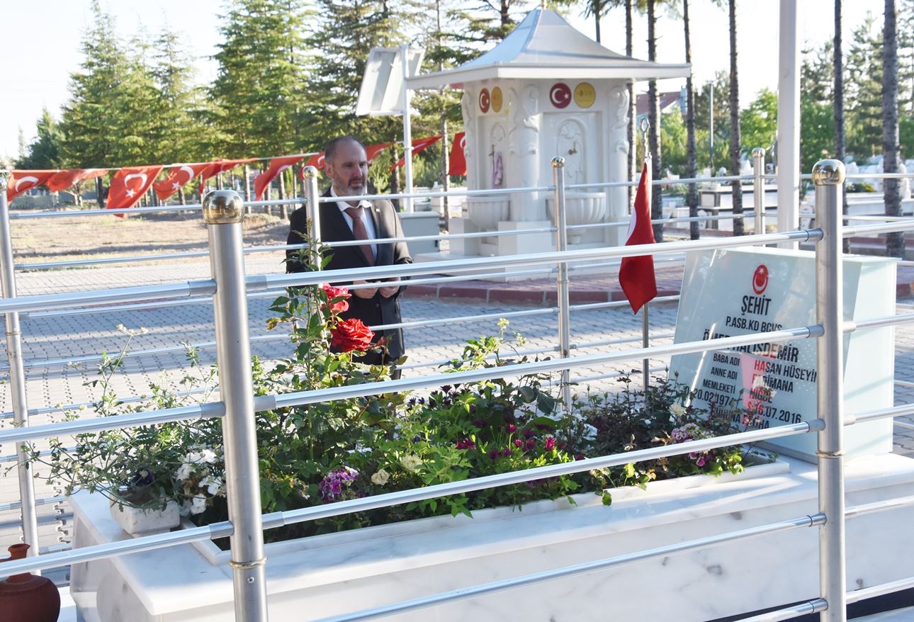 ALPER, ŞEHİD ASTSUBAY ÖMER HALİSDEMİR’İN KABRİNİ ZİYARET ETTİ